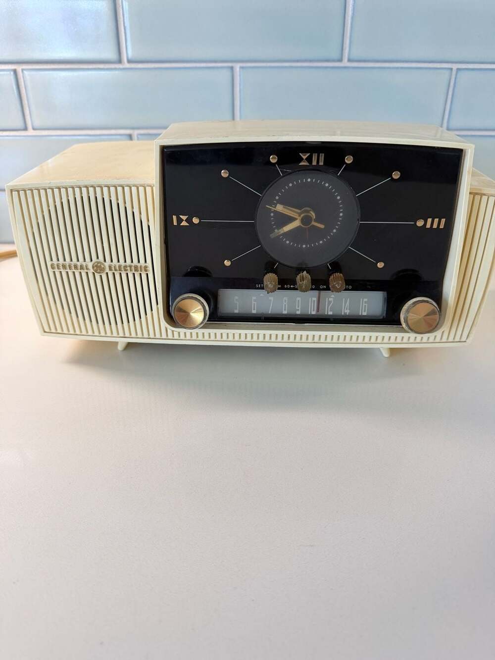 Vintage 1950s General Electric Model 912 Vacuum Tube AM Clock Radio